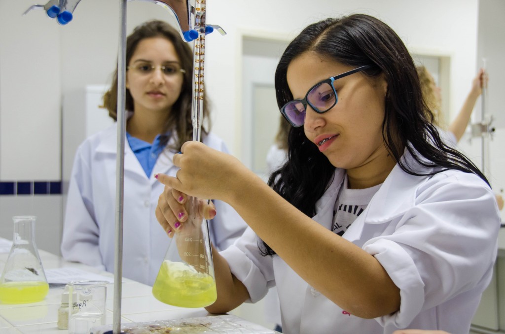 Estudantes realizam prática no laboratório de química