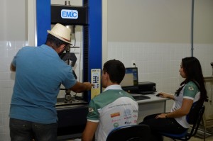 Estudantes de Engenharia Mecãnica em atividade prática sob a supervisão do professor Manoel Quirino