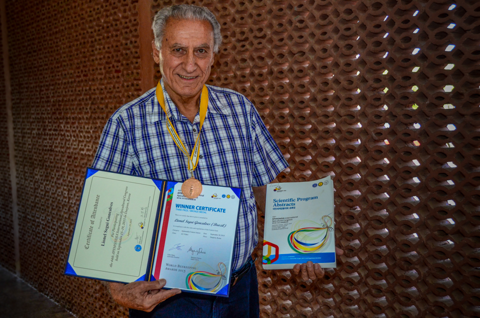 Professor Lionel Gonçalves expõe medalha e certificado da premiação na APIMONDIA 2015, além do periódico com a publicação de pesquisa sobre abelhas | Crédito: Eduardo Mendonça/Assecom/Ufersa