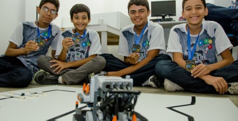 Alunos da Escola do Rotary com o robô do projeto educacional