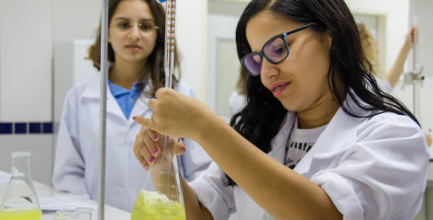 Laboratórios (12) Estudantes realizam prática no laboratório de química