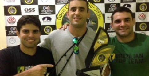 Prof João Eduardo, João Marcelo e João Paulo com troféu de campeão