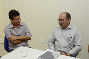 Prefeito de Caraúbas, Juninho Alves, e o Reitor da Ufersa, José de Arimatea de Matos / Foto Assecom