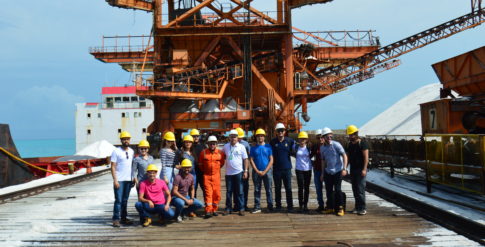 Estudantes de Engenharia de Elétrica durante visita técnica ao Porto-Ilha. Foto: Cedida.