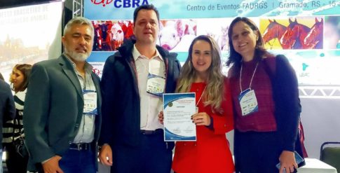 A doutoranda Erica Camila recebendo o certificado de premiação das mãos do presidente do evento, Dr. Marcelo Luz (UFMG), juntamente com seu orientador Dr. Alexandre Rodrigues e a colaboradora Dra. Alexsandra Pereira. Foto: Cedida.