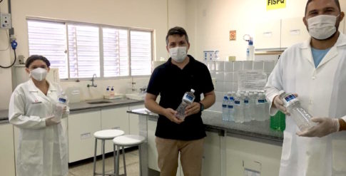 Ufersa entrega remessa de álcool líquido 70% para representantes da Prefeitura de Caraúbas. Foto: Cedida.