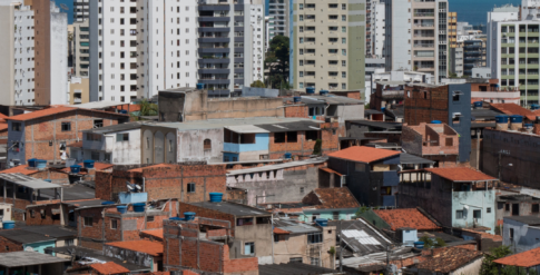 Foto de banco de imagem do site canva.com – contraste social